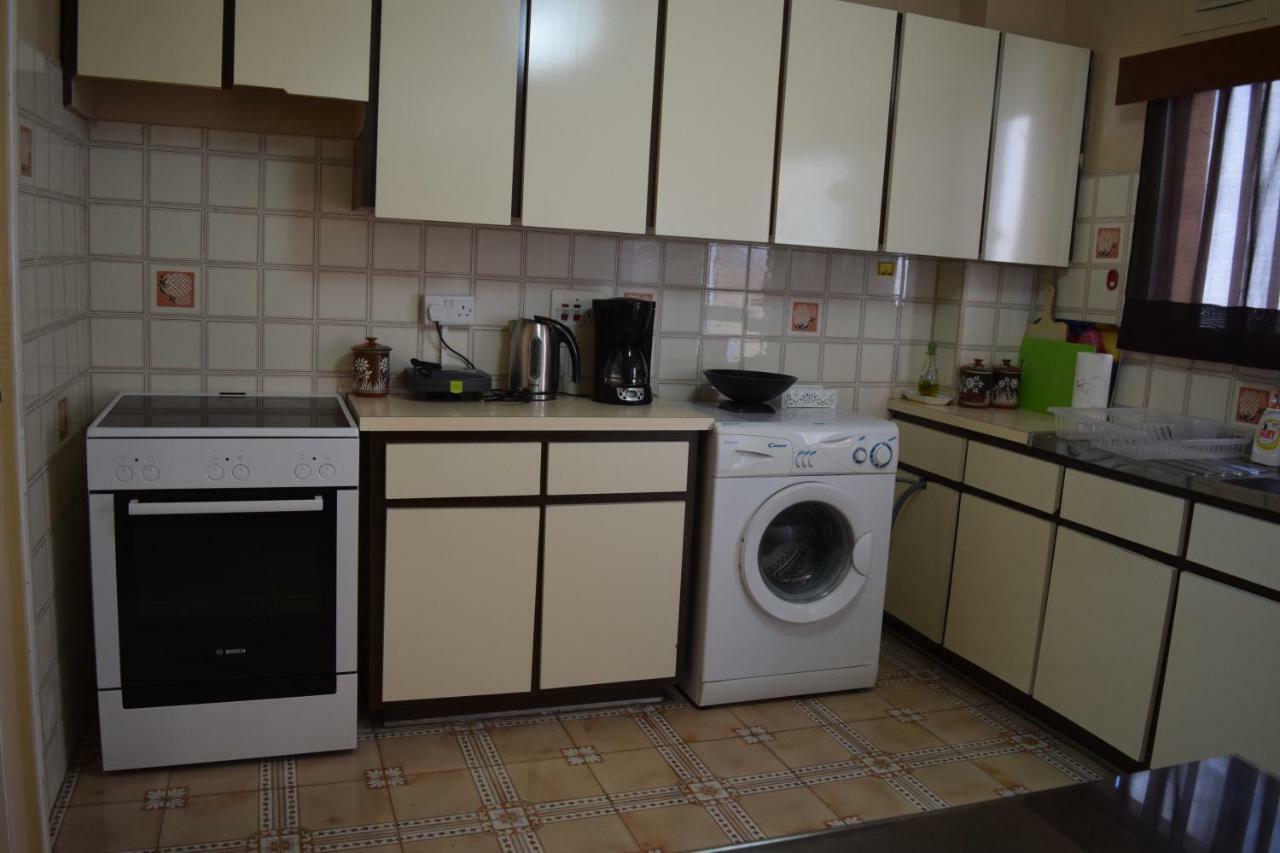 Mediterranean Breeze Apartment Лимасол Екстериор снимка