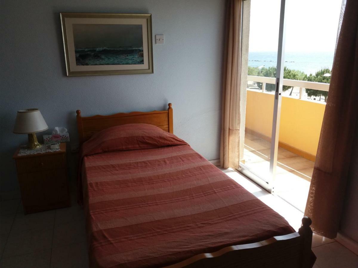 Mediterranean Breeze Apartment Лимасол Екстериор снимка